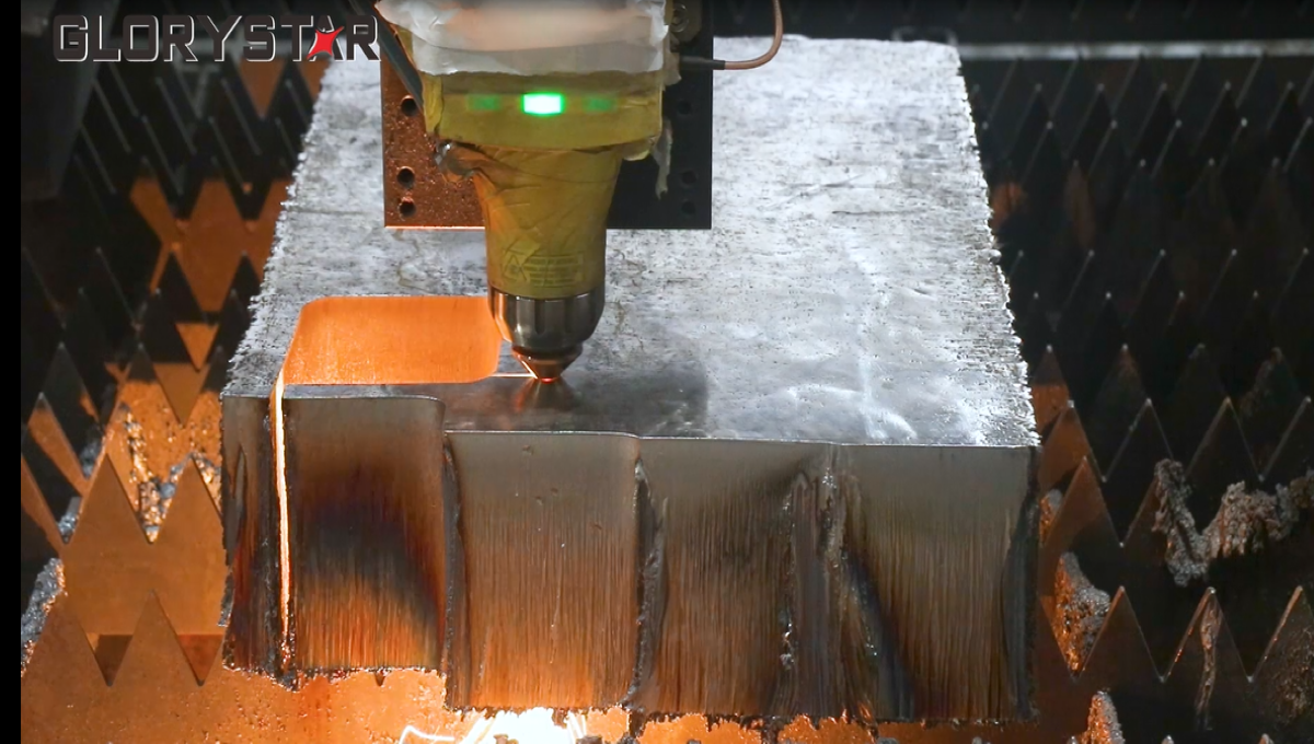 激光切割機(jī)中光纖心鏡、準(zhǔn)直鏡、聚焦鏡的關(guān)系