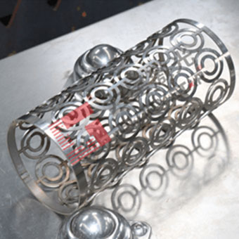 ???三卡盤激光切管機 ???三卡盤激光切管機