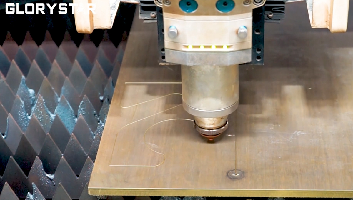 激光切割機(jī)在切割高反材料時(shí)需要注意以下原理和注意事項(xiàng)